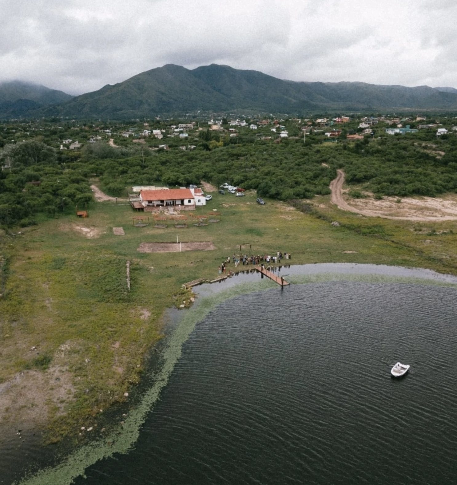 Vista aérea de una celebración junto al muelle del dique