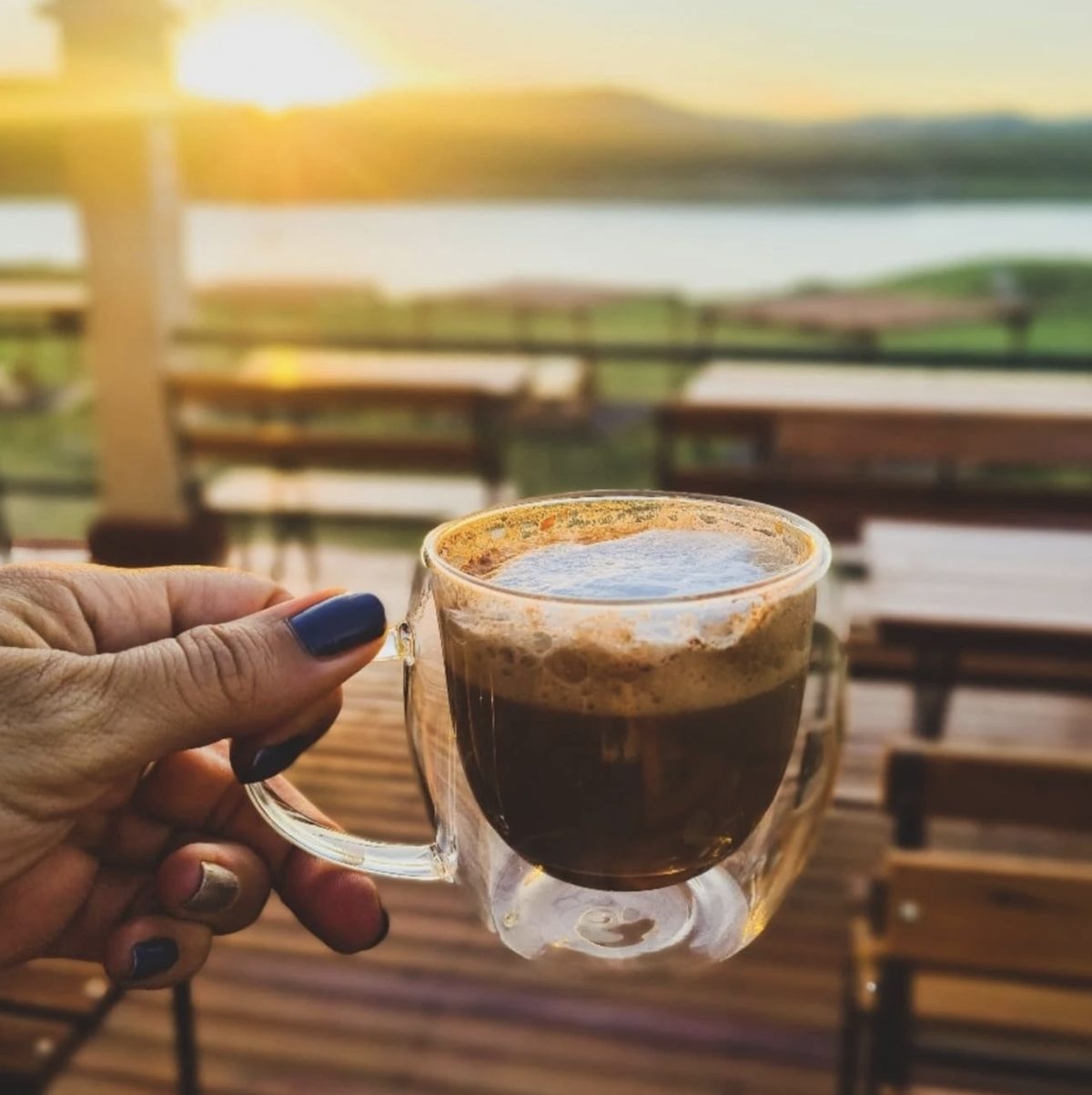 Café con el amanecer sobre el dique de fondo