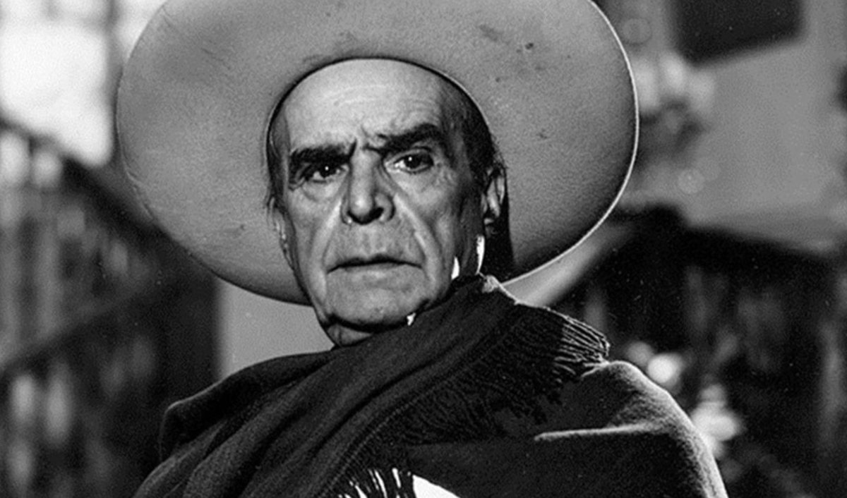 Enrique Muiño caracterizado de gaucho, con sombrero y poncho