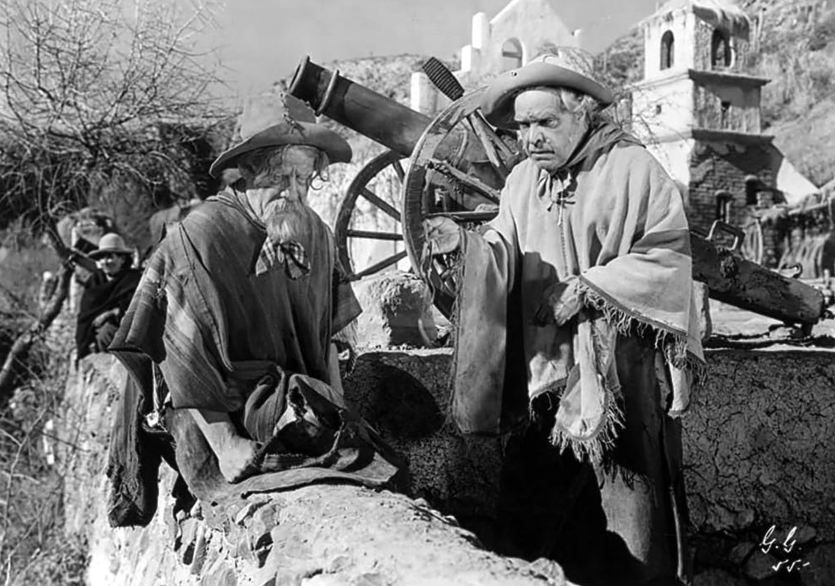Enrique Muiño en una escena de La Guerra Gaucha, junto a un cañón